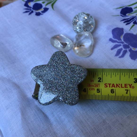 Handmade sparkle star resin brooch - Picture 4 of 4
